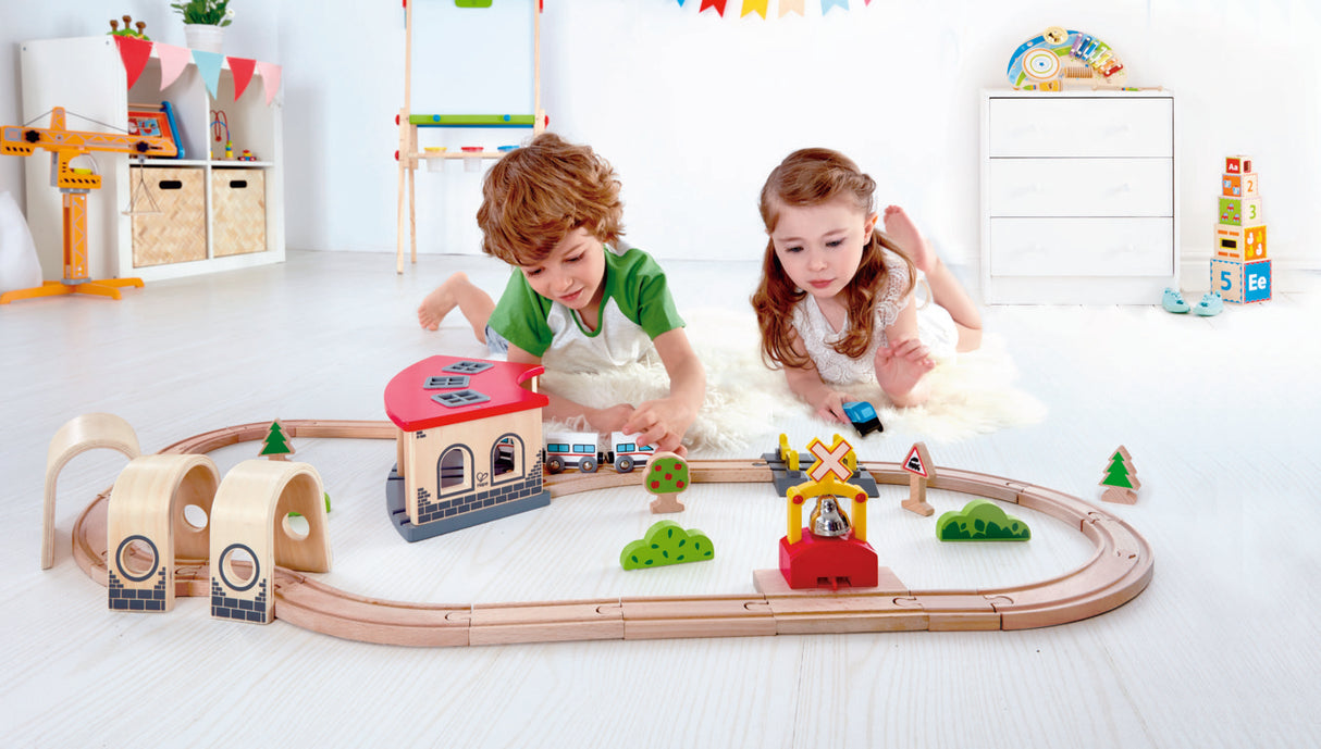 Hape: Big Engine Shed