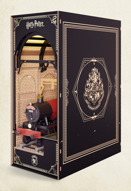 Harry Potter: Official Hogwarts Express Book Nook (With Lights!)
